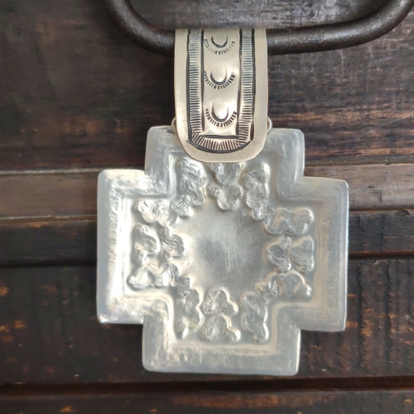 🎄Silver Etched Cross Pendant - Picture 2 of 5